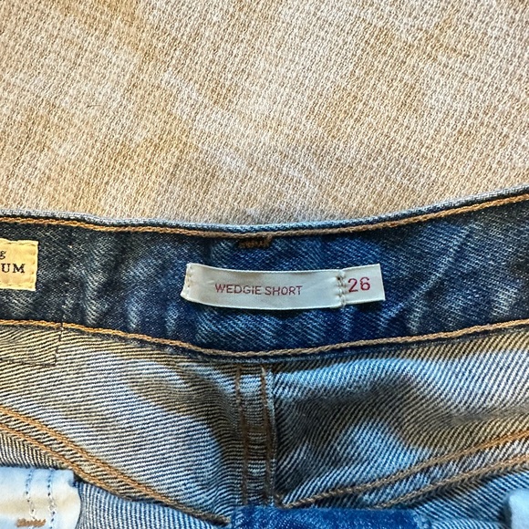 Levi's Wedgie Short - Picture 3 of 3
